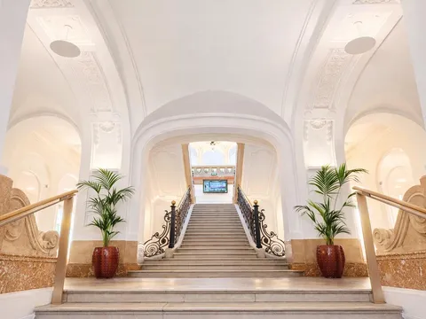 Foyer der Albert Hall mit Stiegenaufgang